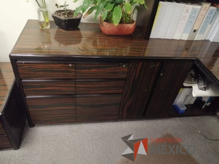 Lote 368 - Mesa de apoyo, archivero horizontal de 2 cajones, escritorio en escuadra con librero y gabinete de 2 puertas - Imagen 10
