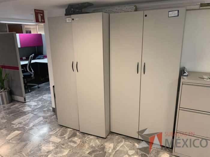 Lote 116 - 2 Gabinetes altos de madera con 4 entrepaños - Imagen 2