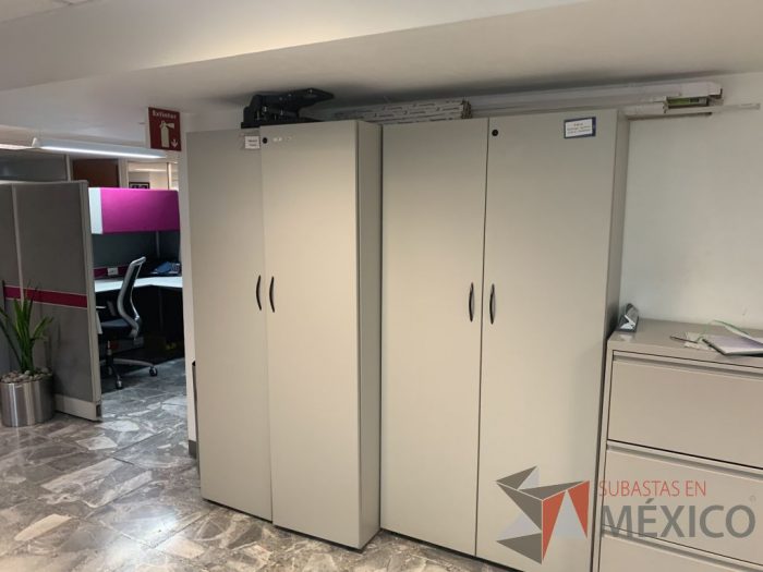 Lote 116 - 2 Gabinetes altos de madera con 4 entrepaños - Imagen 10