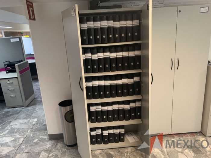 Lote 116 - 2 Gabinetes altos de madera con 4 entrepaños - Imagen 17