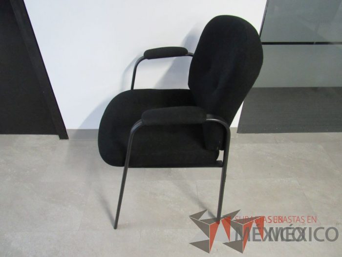 Lote 419 - 11 Sillas fijas, asiento y respaldo en color negro - Imagen 7