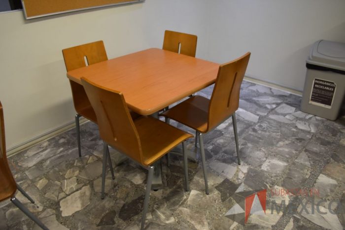 Lote 028 - 2 Mesas y 8 Sillas para Comedor - Imagen 6