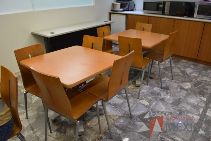 Lote 028 - 2 Mesas y 8 Sillas para Comedor - Imagen 7