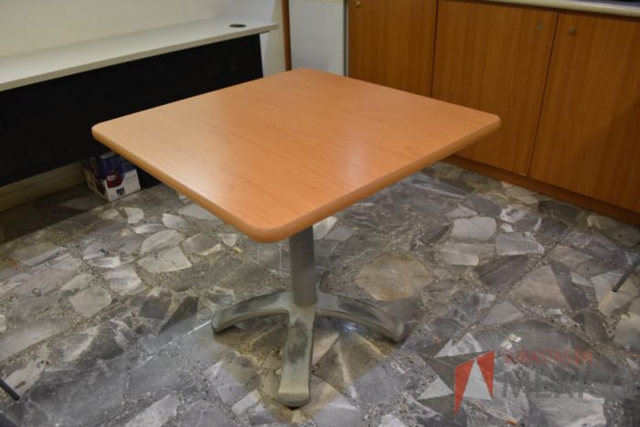Lote 028 - 2 Mesas y 8 Sillas para Comedor - Imagen 10