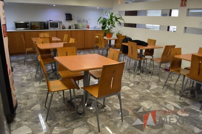 Lote 028 - 2 Mesas y 8 Sillas para Comedor