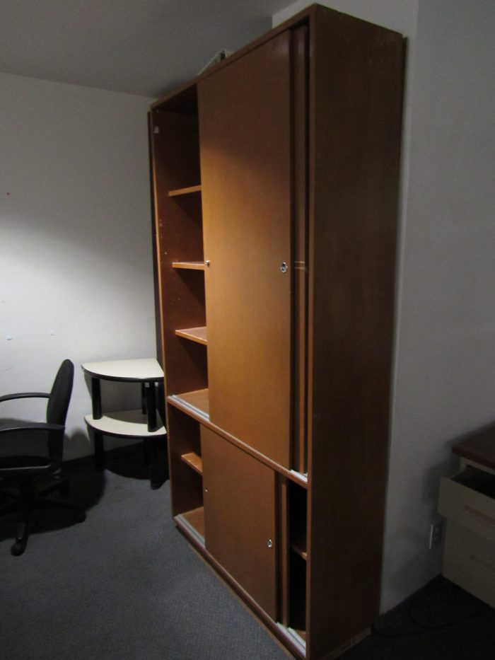 Lote 375 - 2 Muebles de madera de 4 puertas y 3 entrepaños - Imagen 2