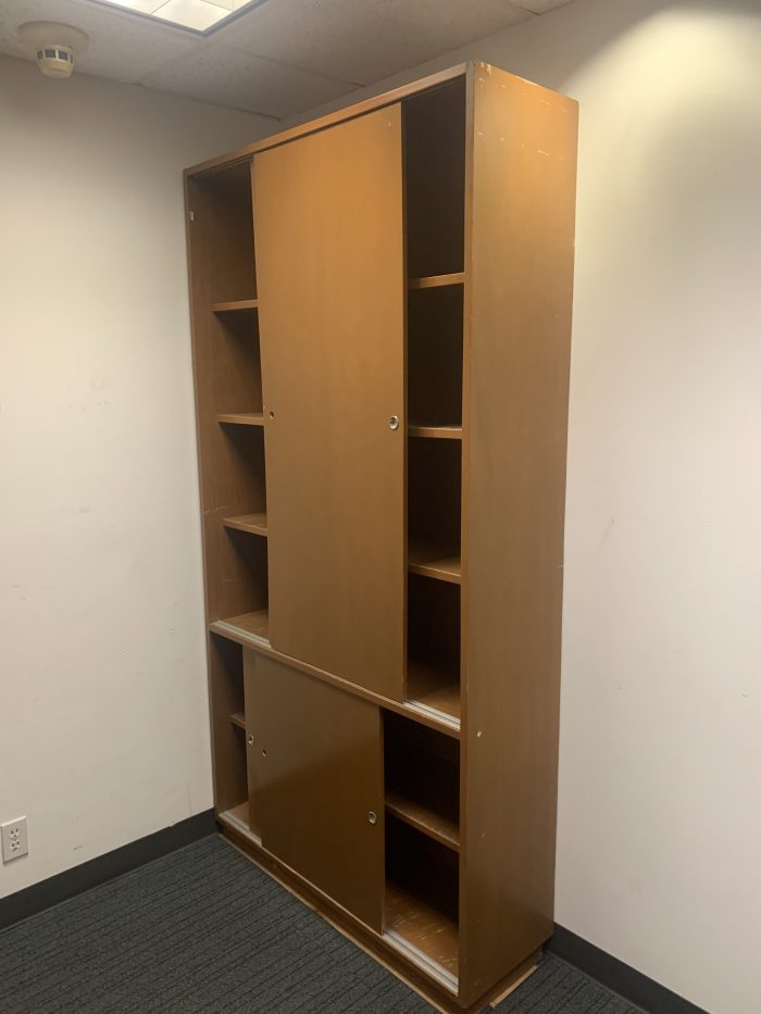 Lote 375 - 2 Muebles de madera de 4 puertas y 3 entrepaños - Imagen 8