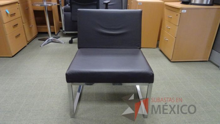Lote 018 - Sillón individual para recepción color negro