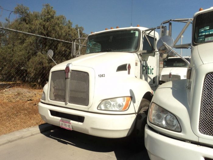 Lote 006 - Tractocamión Kenworth 2013 PX-8, Fuller 10 Vel., 40,000 lbs. - Imagen 2