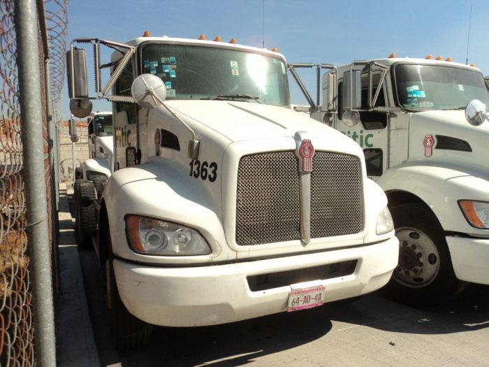 Lote 006 - Tractocamión Kenworth 2013 PX-8, Fuller 10 Vel., 40,000 lbs.