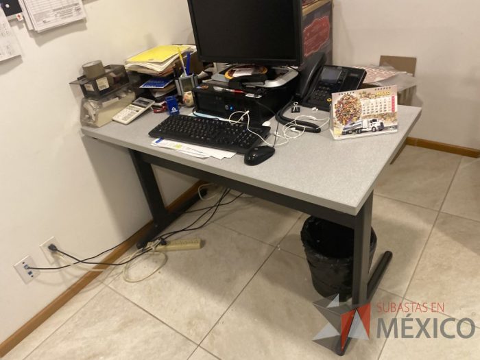 Lote 017 - Escritorio y Archivero con 4 cajones
