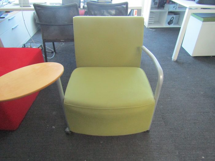 Lote 020 - Sillón de 1 plaza color verde con paleta - Imagen 2