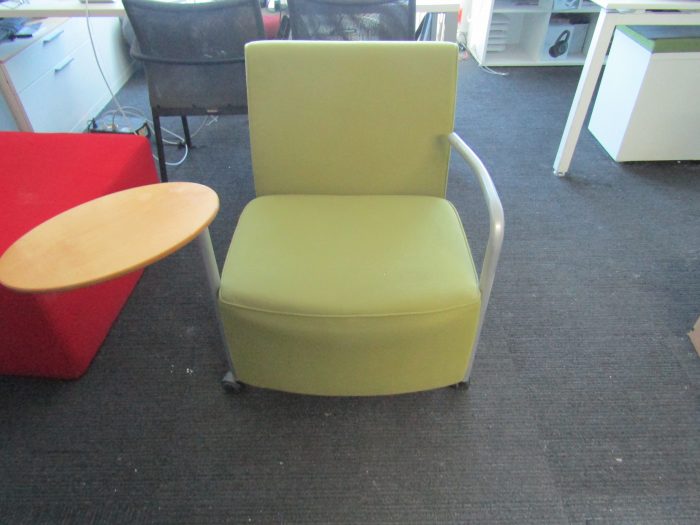Lote 020 - Sillón de 1 plaza color verde con paleta - Imagen 4