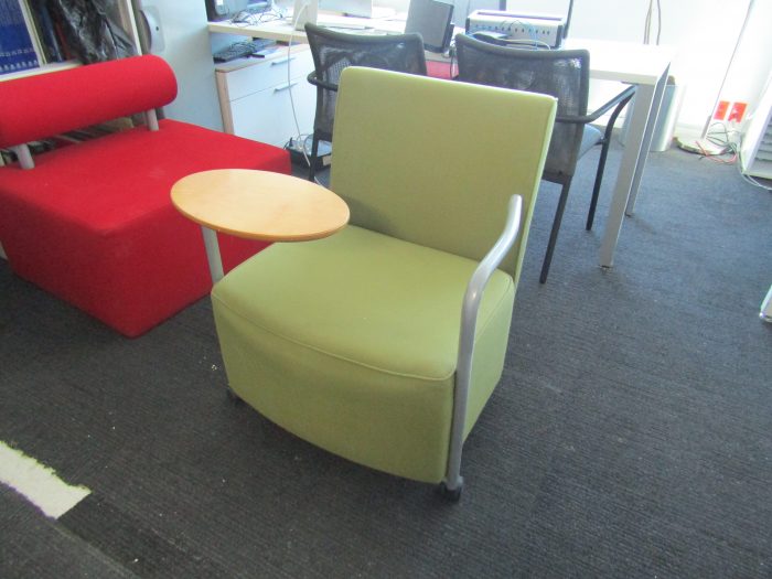 Lote 020 - Sillón de 1 plaza color verde con paleta - Imagen 10