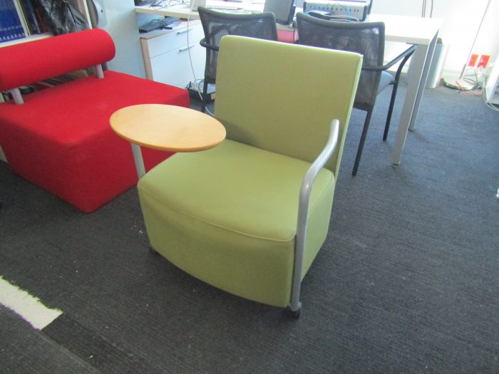 Lote 020 - Sillón de 1 plaza color verde con paleta - Imagen 11