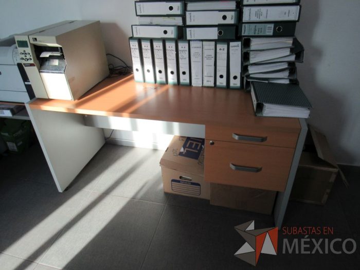 Lote 013 - Escritorio con 2 cajones tipo madera y mesa de apoyo