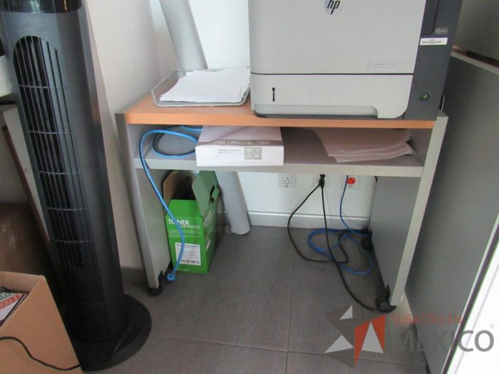 Lote 013 - Escritorio con 2 cajones tipo madera y mesa de apoyo - Imagen 10