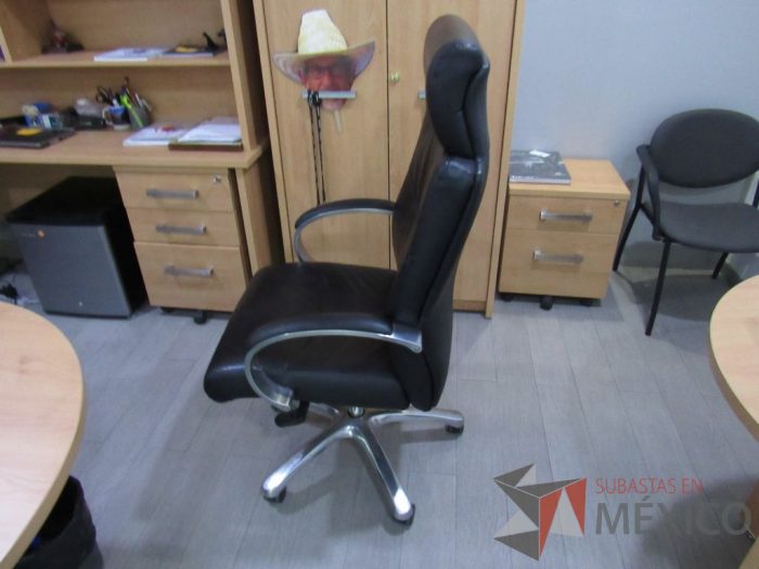 Lote 006 - Silla ejecutiva con ruedas, cabecera, descansabrazos, asiento y respaldo tipo piel color negro. - Imagen 4