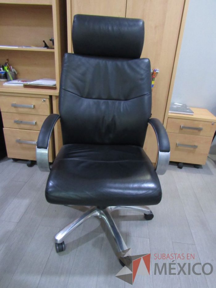 Lote 006 - Silla ejecutiva con ruedas, cabecera, descansabrazos, asiento y respaldo tipo piel color negro. - Imagen 6