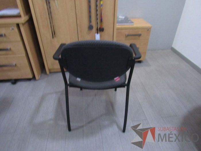 Lote 009 - 2 Sillas de visita con 4 patas metálicas asiento y respaldo en tela color gris - Imagen 4