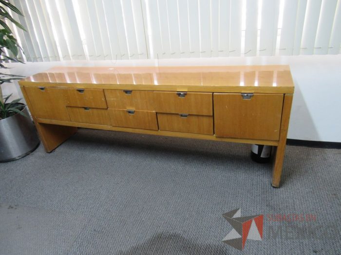 Lote 016 - Credenza tipo madera con 8 cajones