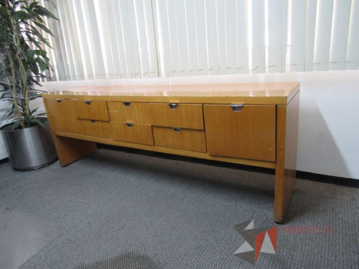 Lote 016 - Credenza tipo madera con 8 cajones - Imagen 4