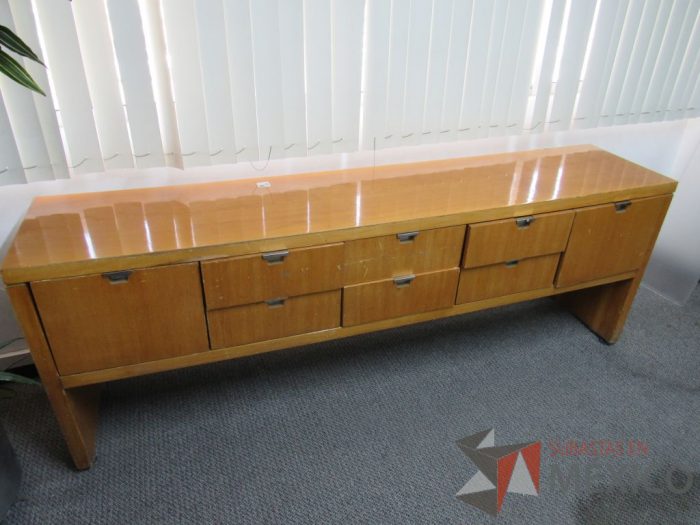 Lote 016 - Credenza tipo madera con 8 cajones - Imagen 5