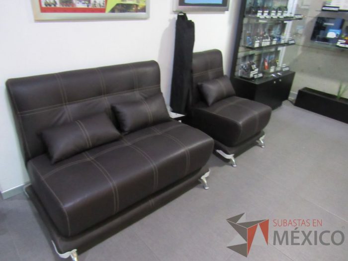 Lote 003 - Sillón de 2 plazas con 2 cojines tipo piel color café