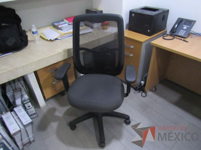 Lote 020 - Silla operativa con ruedas, descansabrazos, asiento en tela color gris y respaldo alto en malla color negro