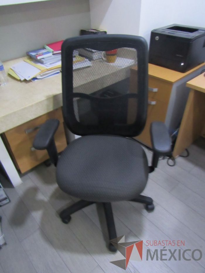 Lote 020 - Silla operativa con ruedas, descansabrazos, asiento en tela color gris y respaldo alto en malla color negro - Imagen 3