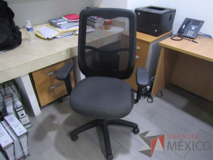 Lote 020 - Silla operativa con ruedas, descansabrazos, asiento en tela color gris y respaldo alto en malla color negro - Imagen 6