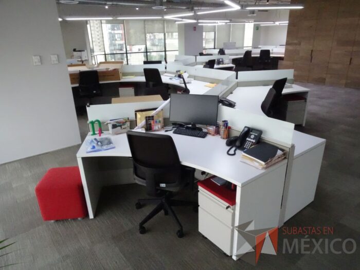 Lote 008 - Estación de trabajo para 17 personas de mampara baja seminueva, Marca: Haworth - Imagen 10