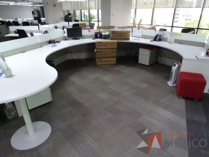 Lote 008 - Estación de trabajo para 17 personas de mampara baja seminueva, Marca: Haworth - Imagen 13