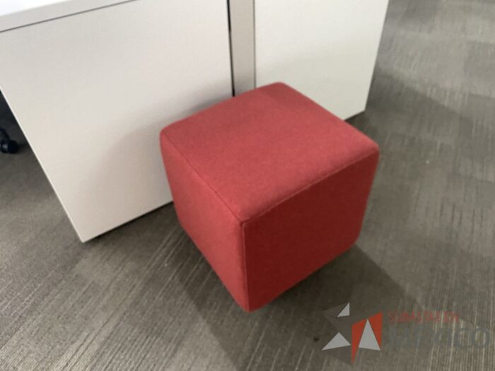 Lote 031 - 2 Bancos con 4 patas metálicas asiento en tela color naranja - Imagen 2