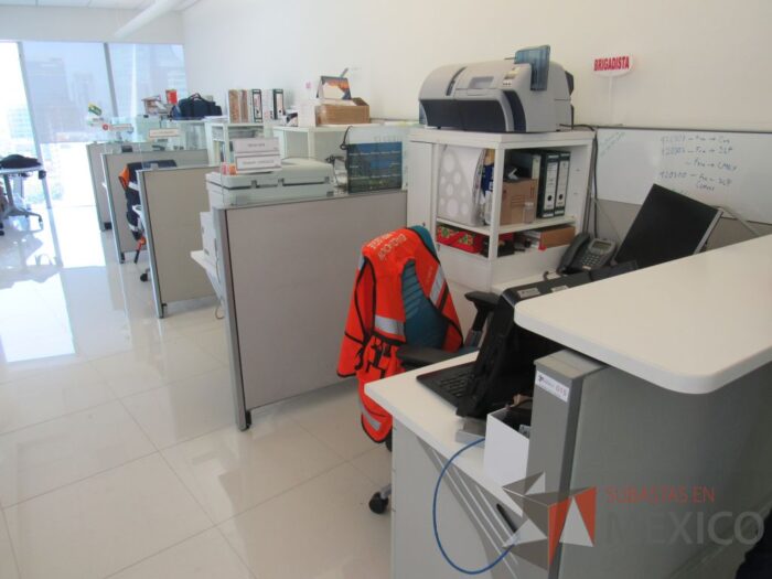 Lote 106 - Estación de trabajo para 5 personas con mampara baja de pizarrón, un archivero vertical de tres cajones con estructura gris y cubiertas color blanco - Imagen 7