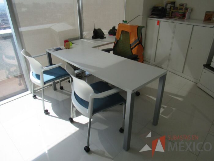 Lote 007 - Escritorio en escuadra en 2 piezas con estructura metálica color gris y cubierta color blanco - Imagen 3