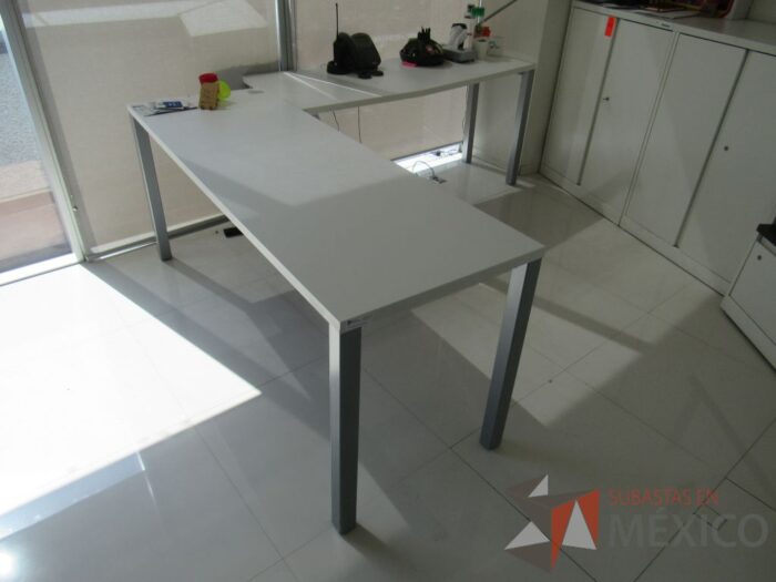 Lote 007 - Escritorio en escuadra en 2 piezas con estructura metálica color gris y cubierta color blanco - Imagen 4