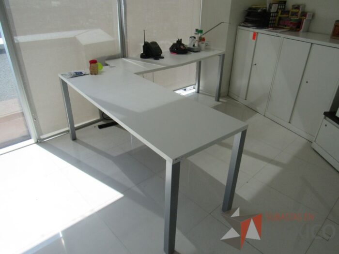 Lote 007 - Escritorio en escuadra en 2 piezas con estructura metálica color gris y cubierta color blanco