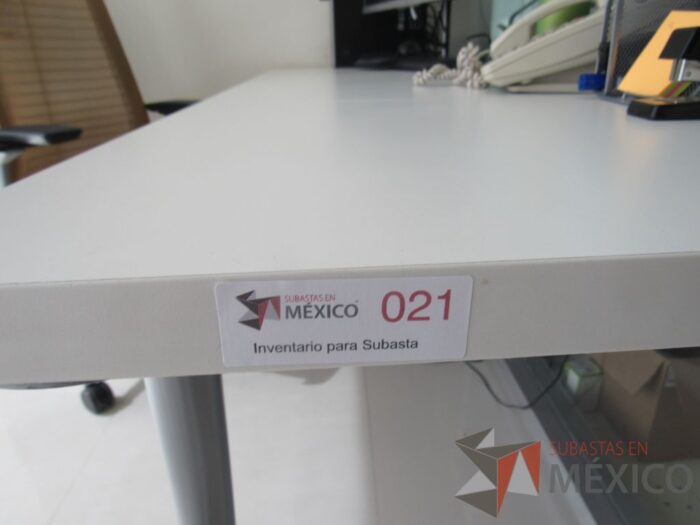 Lote 018 - Mesa de trabajo circular con base metálica color gris y cubierta color café - Imagen 7