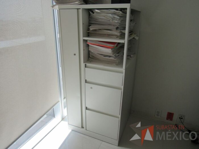 Lote 020 - Gabinete metálico con 3 cajones, 1 puerta y 1 entrepaño color blanco - Imagen 5