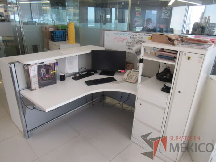 Lote 022 - Estación de trabajo para 1 persona con repisa, mampara alta con pizarrón, mampara baja color gris, cubierta tipo madera color blanco - Imagen 2