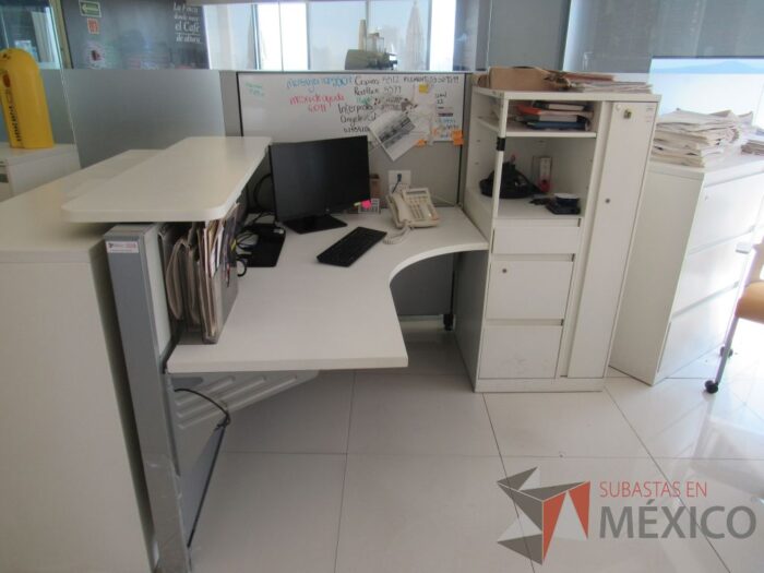 Lote 022 - Estación de trabajo para 1 persona con repisa, mampara alta con pizarrón, mampara baja color gris, cubierta tipo madera color blanco - Imagen 3