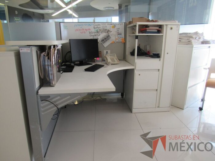Lote 022 - Estación de trabajo para 1 persona con repisa, mampara alta con pizarrón, mampara baja color gris, cubierta tipo madera color blanco - Imagen 4