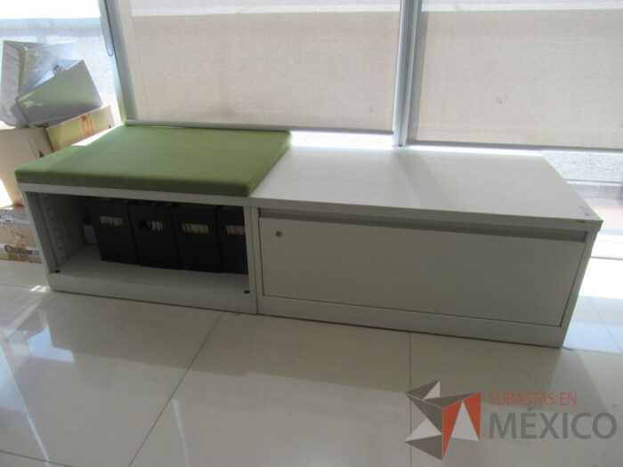 Lote 023 - Credenza tipo madera color blanco, con un cajón, espacio para archivos y cojín en tela color verde