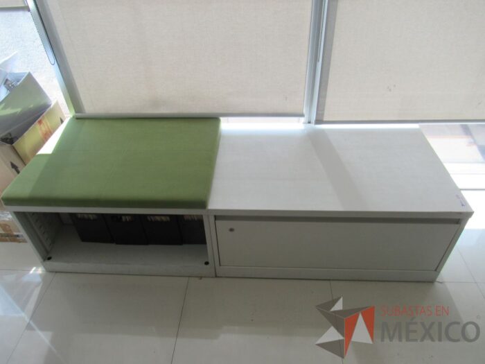 Lote 023 - Credenza tipo madera color blanco, con un cajón, espacio para archivos y cojín en tela color verde - Imagen 4