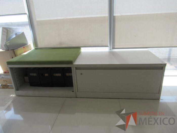Lote 023 - Credenza tipo madera color blanco, con un cajón, espacio para archivos y cojín en tela color verde - Imagen 5