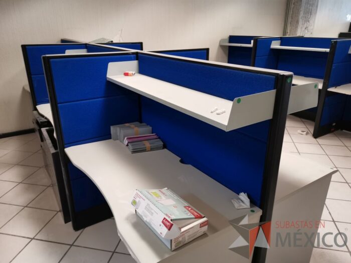 Lote 021 -Estación de trabajo para 6 personas con 6 repisas para documentos y 6 archiveros verticales de 3 cajones - Imagen 2