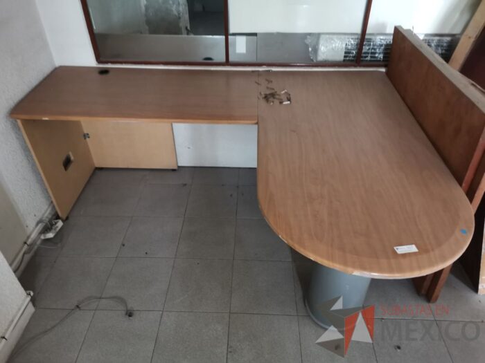 Lote 005 -Escritorio en escuadra con estructura metálica gris y accesorios para conexión