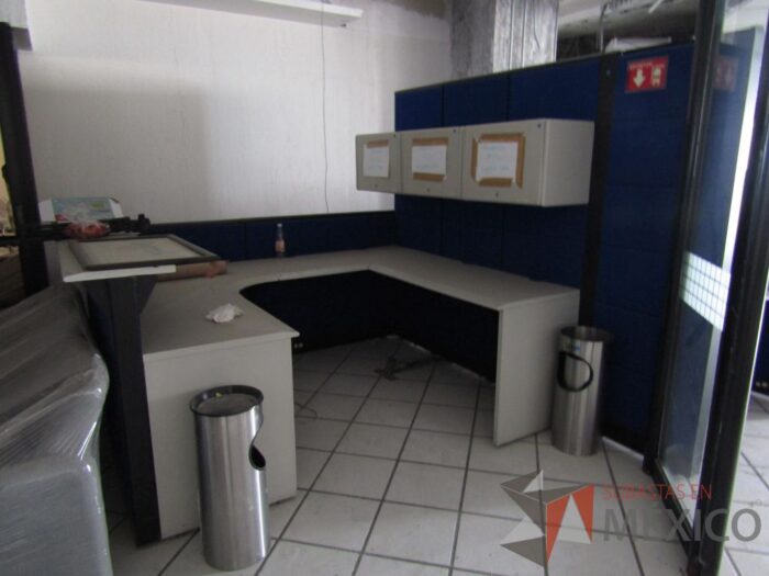 Lote 006 - Estación de trabajo para 4 personas, pizarrón blanco y 4 Archiveros verticales de 3 cajones - Imagen 5