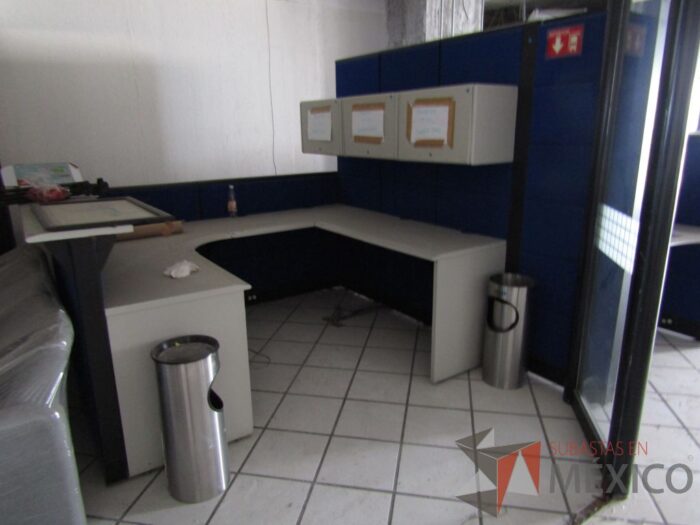 Lote 006 - Estación de trabajo para 4 personas, pizarrón blanco y 4 Archiveros verticales de 3 cajones - Imagen 6